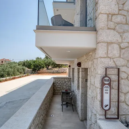 Palelia Living In The Olive Garden 纳夫普利翁