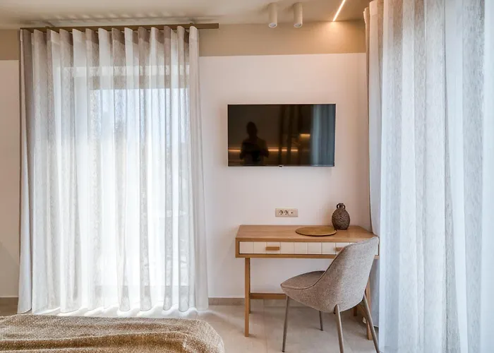 Palelia Living In The Olive Garden